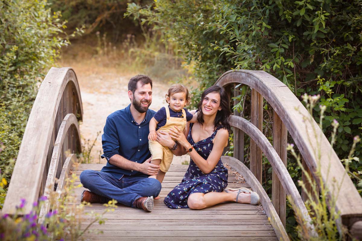 foto padres con niño en puente